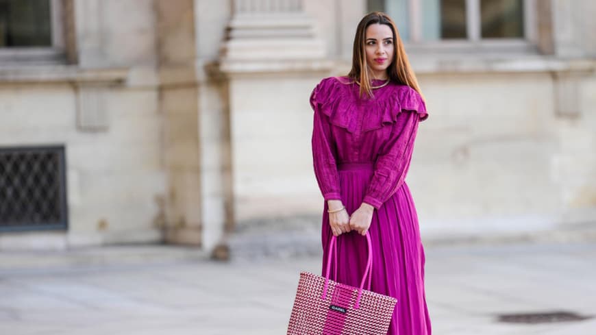 Frau trägt Kleid mit Volants lila Streetstyle