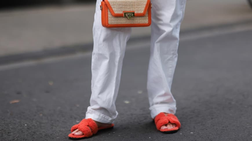Frau trägt orangene Sandalen Streetstyle