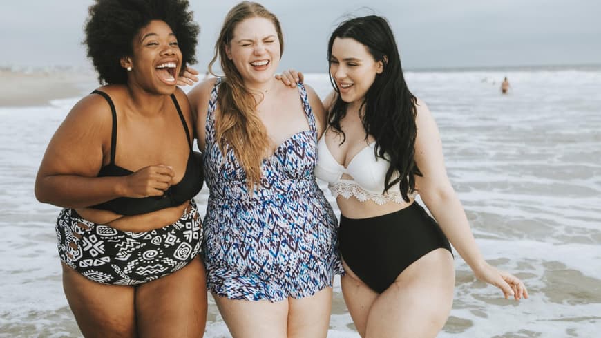 Frauen am Strand lachend