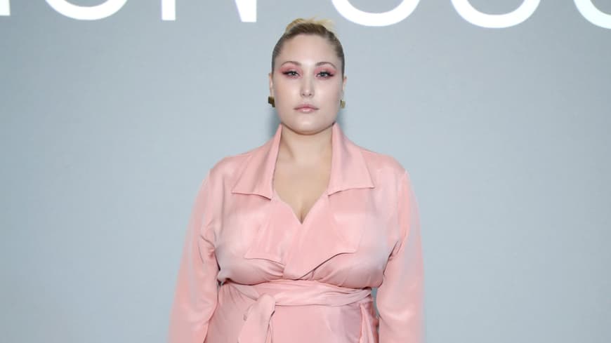 Hayley Hasselhoff trägt Wickelkleid rosa London Fashion Week