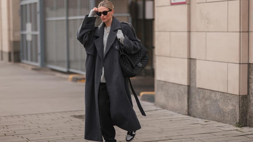 Frau mit oversized Mantel in grau