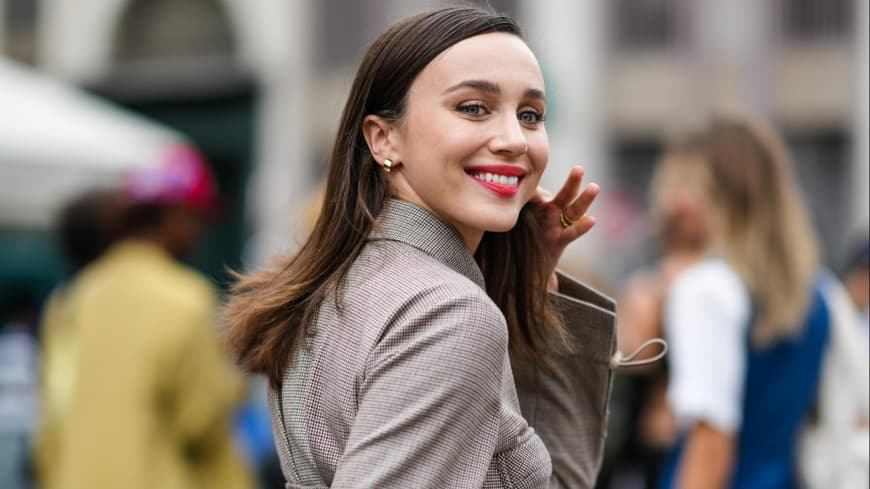 Mary Leest lachend Blazer gemustert goldene Ohrringe Streetstyle