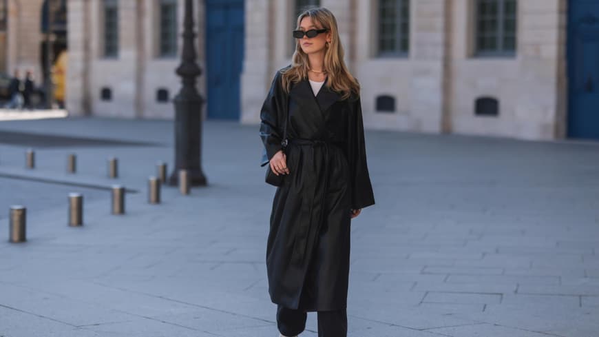 Millane Friesen trägt schwarzen Ledermantel schwarze Hose Streetstyle