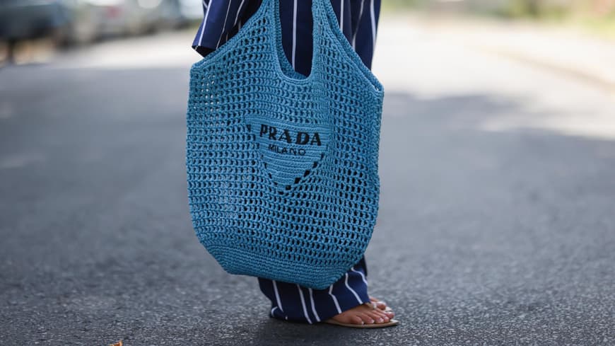 Sandale blaue Tasche gestreifter Anzug Streetstyle