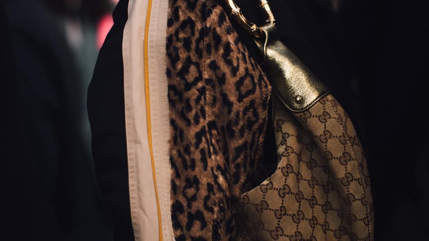 Frau mit einer Gucci-Tasche
