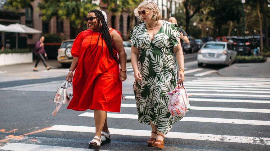 zwei Frauen tragen Kleider Streetstyle