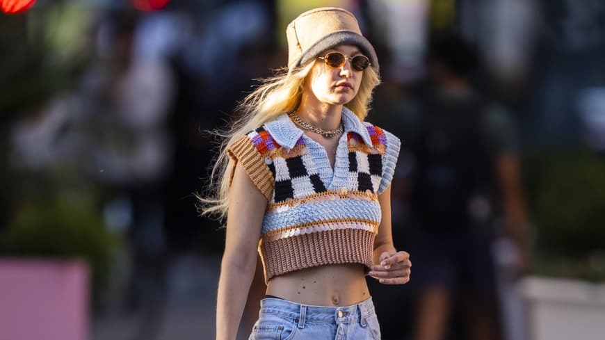  Gigi Hadid trägt Jeans Stricktop Streetstyle