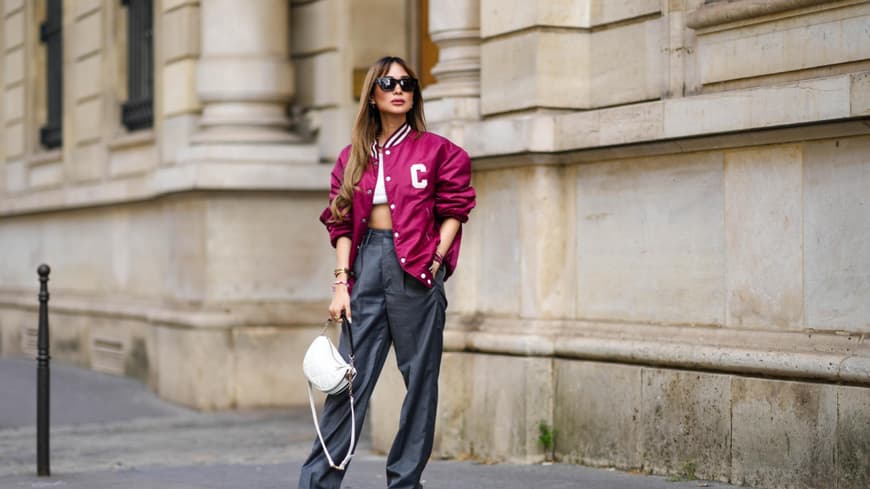 Frau trägt Converse Bomberjacke weite Hose Streetstyle