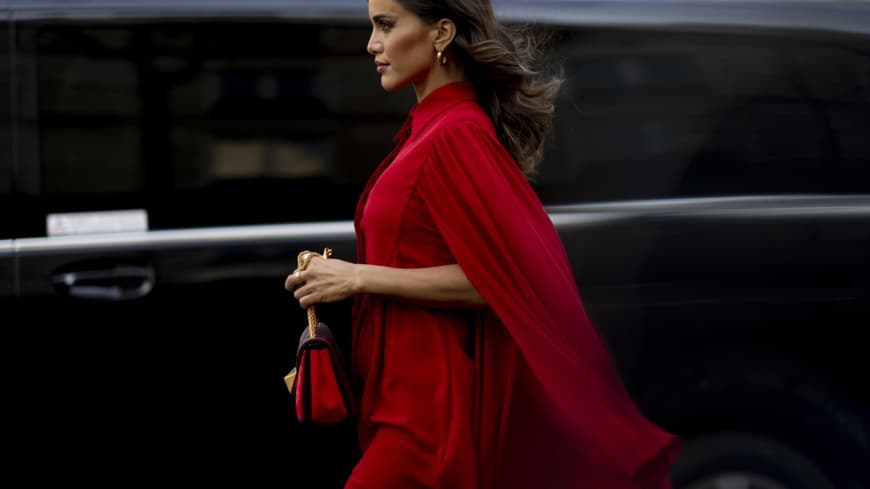 Frau trägt rotes Kleid Streetstyle Paris Fashion Week
