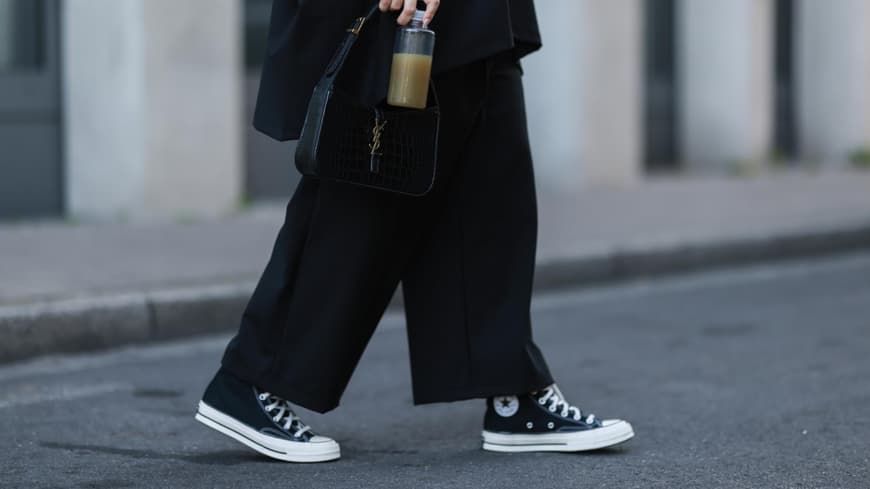 Frau trägt Jeans Paris Fashion Week 2022