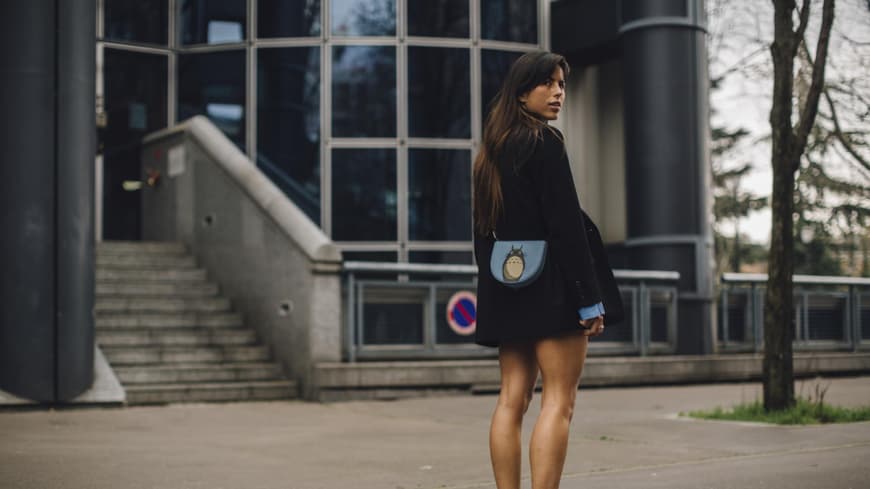 Frau trägt Outfit mit Sneakern Streetstyle