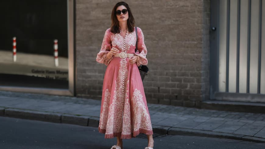 Ira Meindl trägt verspieltes Kleid rosa weiß