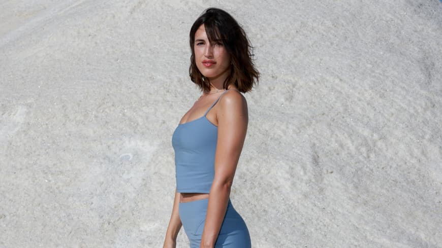 Jeanne Damas trägt blauen Zweiteiler