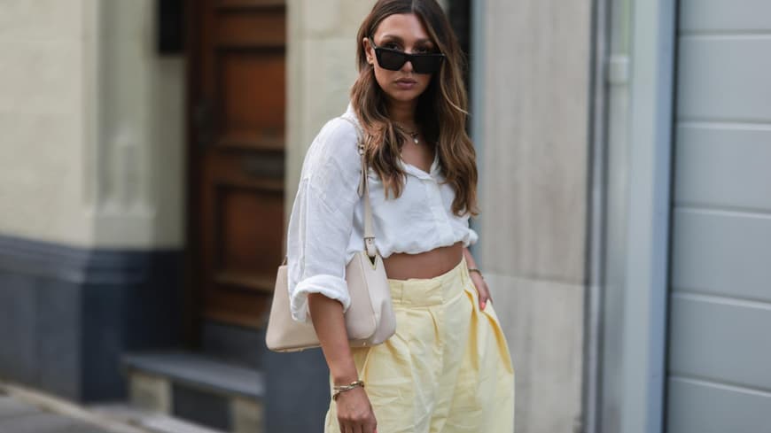 Kira Bejaoui trägt weiße Bluse Sonnenbrille beige Tasche Streetstyle