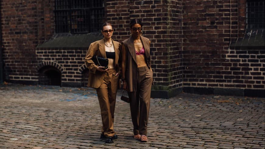 kopenhagen Fashion Week zwei Frauen braune Outfits Streetstyle