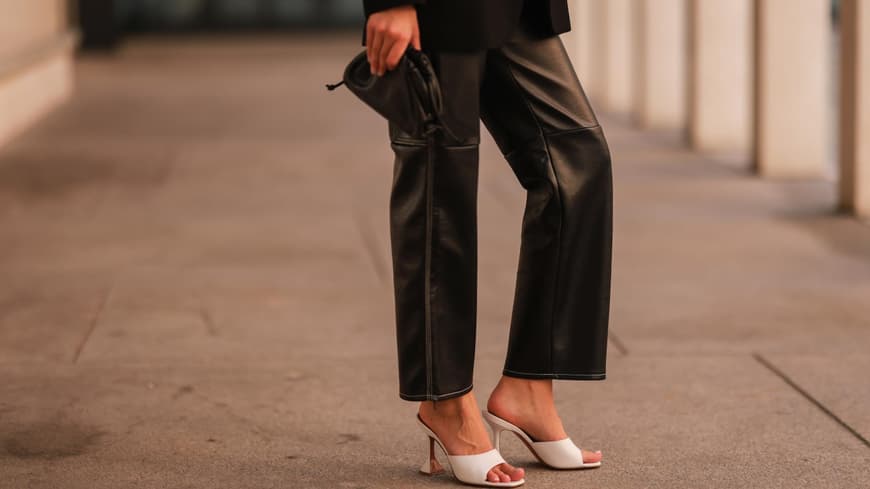 Lederhose mit weißen Mules kombiniert
