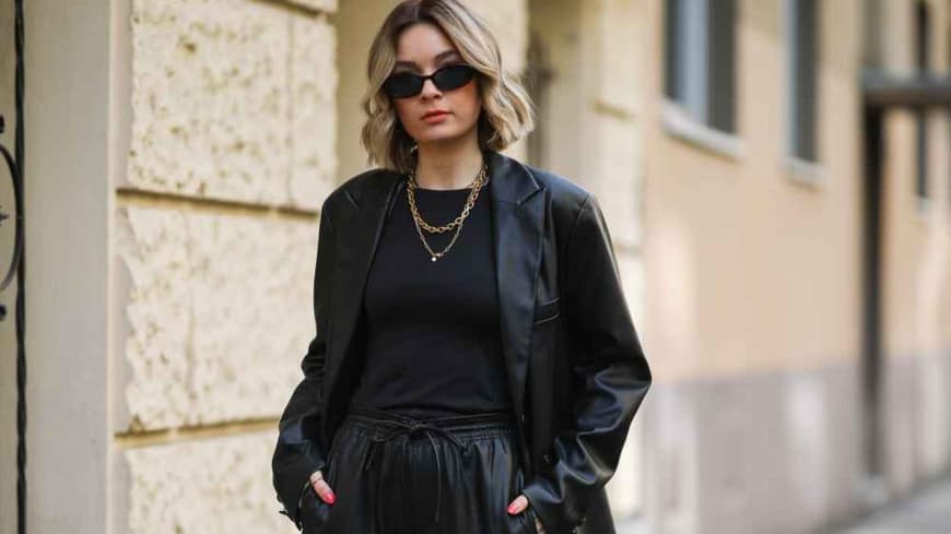 Stylische Frau in schwarzem Lederblazer