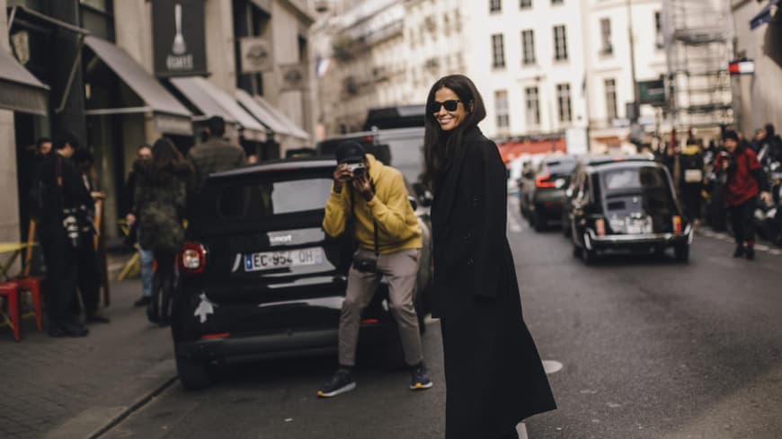 Paris Fashion Week Frau trägt Mantel Streetstyle