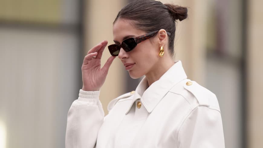 Paris Fashion Week Streetstyle Frau trägt weiße Jacke Sonnenbrille