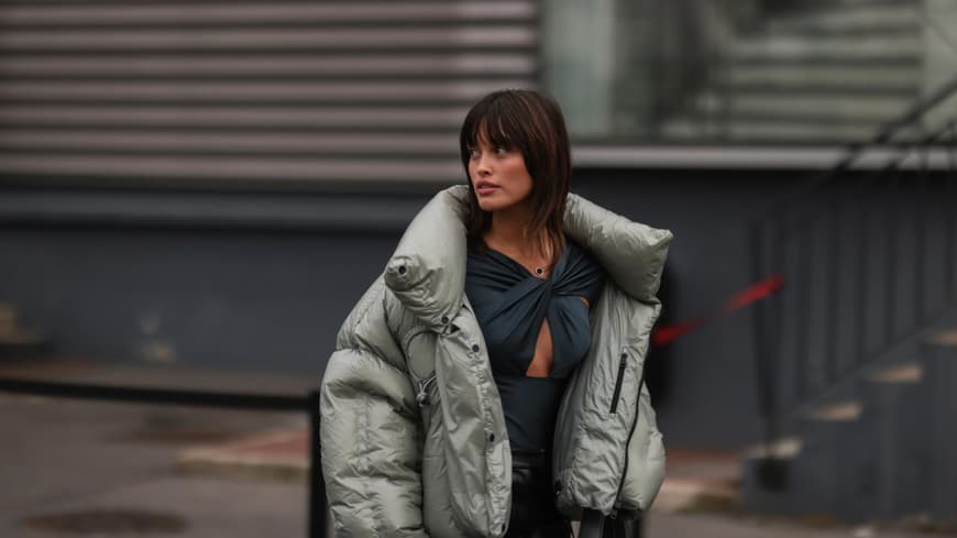 Sarah Ellen trägt Winterjacke hellgrau Streetstyle