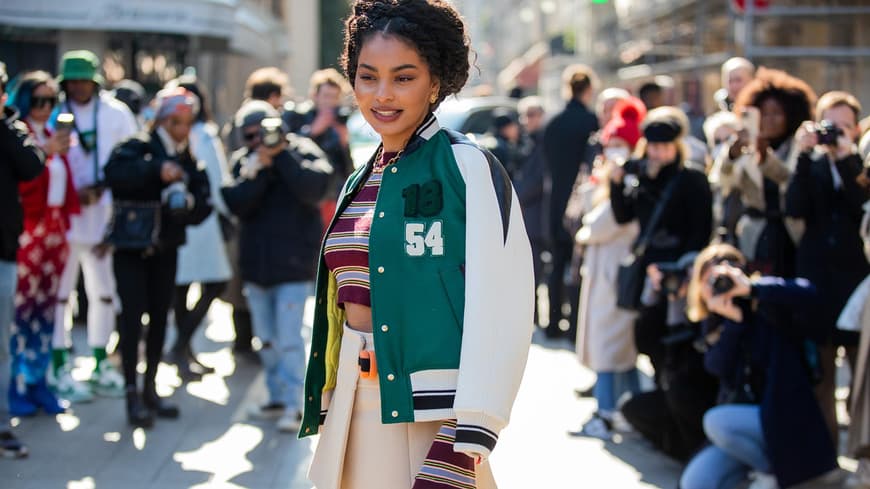 Sharon Alexie in einer Collegejacke mit Rock