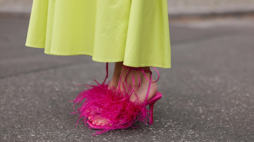 Sonia Lyson trägt Sandalen in pink Streetstyle