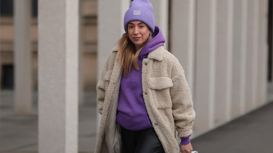Sonia Lyson trägt lila Hoodie Mütze Mantel Streetstyle