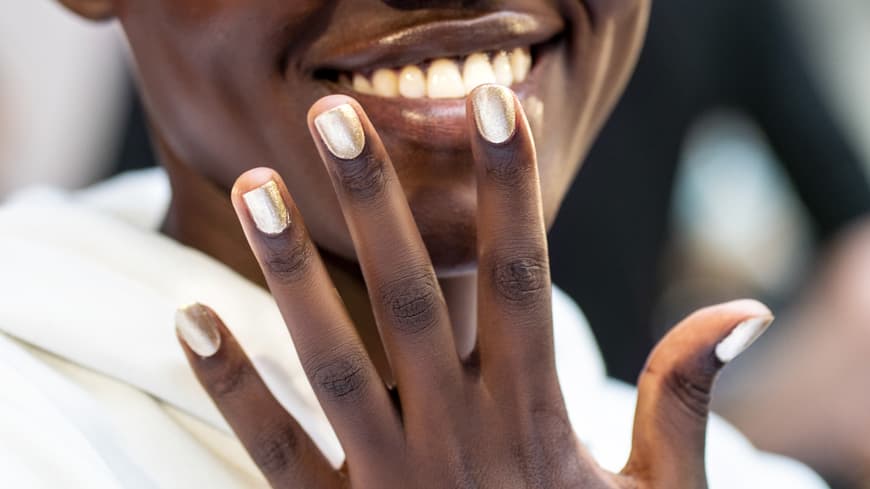 Model mit Chrome Nails