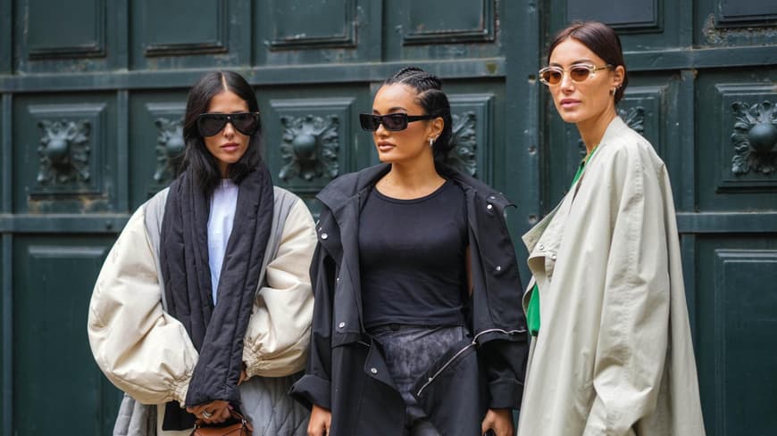 Frauen tragen Herbst-Outfits
