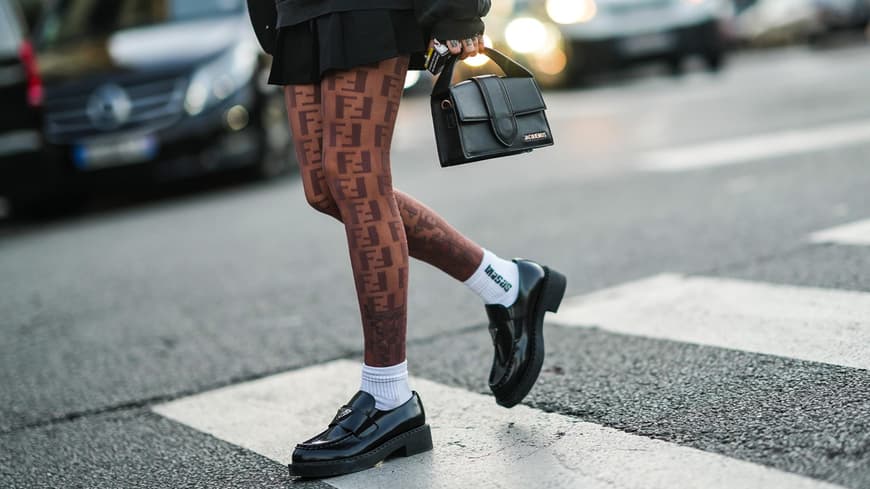 Frau in Strumpfhose mit Loafern von Prada