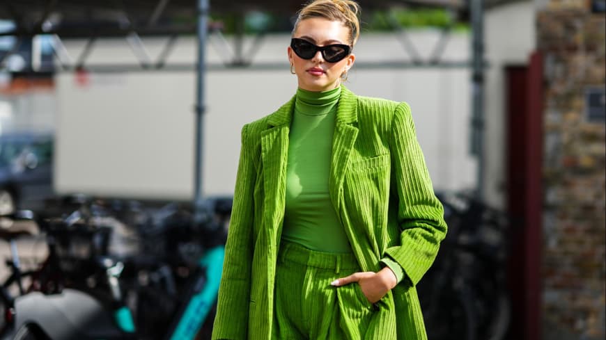 Frau trägt grünen Anzug Kord und grünen Rollkragenpullover Copenhagen Fashion Week