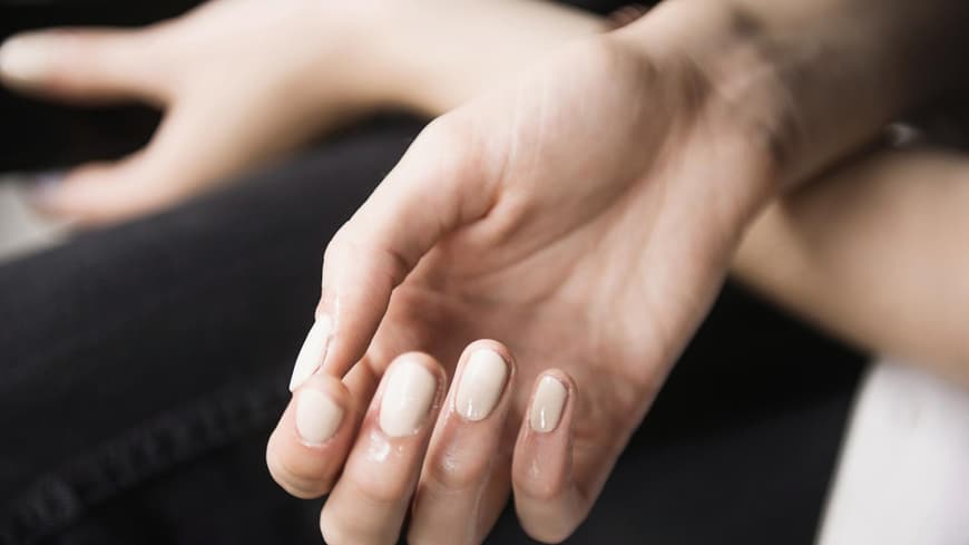 Mulberry Show Nagellack beige Hände