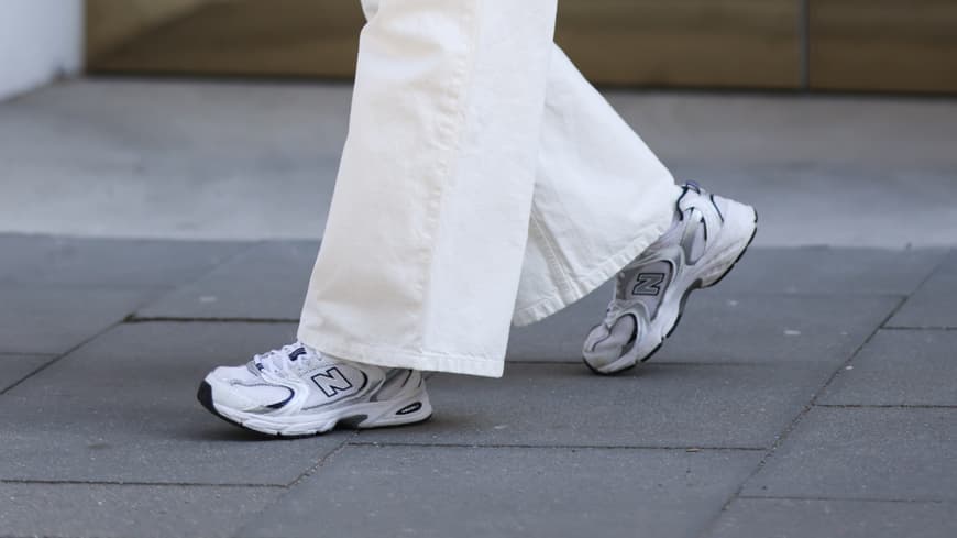 Weiß-graue Sneaker