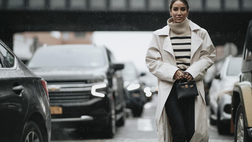 New York Fashion Week Streetstyle Frau trägt Pullover