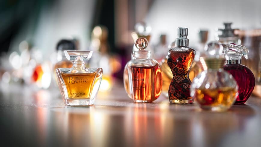 Verschiedene Parfumflacons