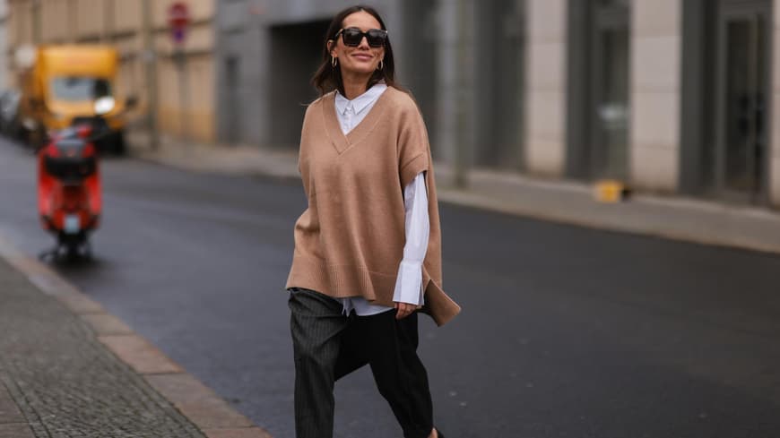 Anna Schürrle trägt Prada Loafer und einen Pullunder in Camel