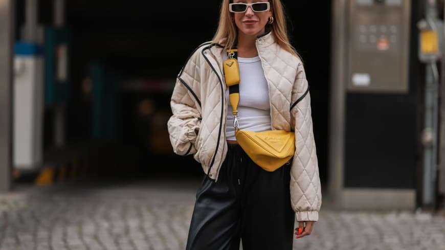 Sonia Lyson trägt beige Steppjacke Streetstyle