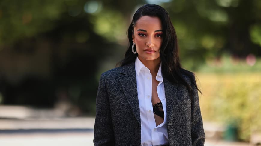 Amina Muddi mit einem Spitzen-BH