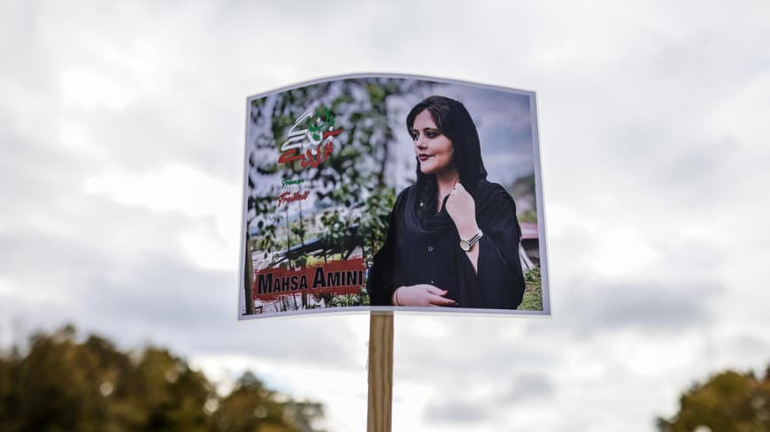 Banner getötete Mahsa Amini Iran Proteste Bewegung