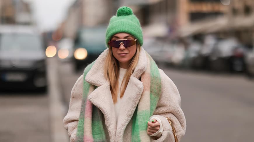 Frau trägt Teddyjacke