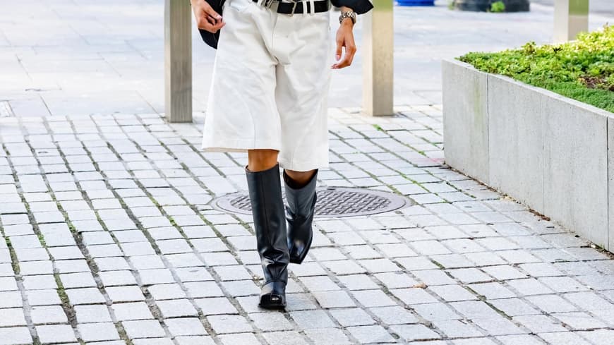 Bella Hadid trägt schwarzen Stiefel weiße Shorts