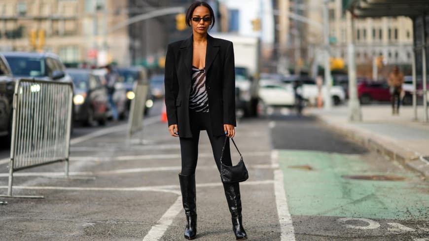 Frau trägt schwarze Leggings Streetstyle 