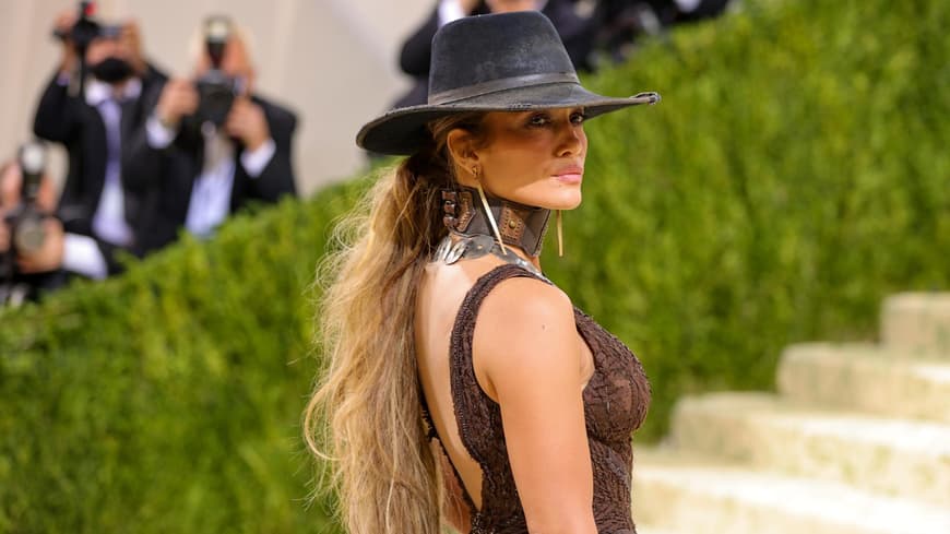 Jennifer Lopez Met Gala trägt Kleid und Hut