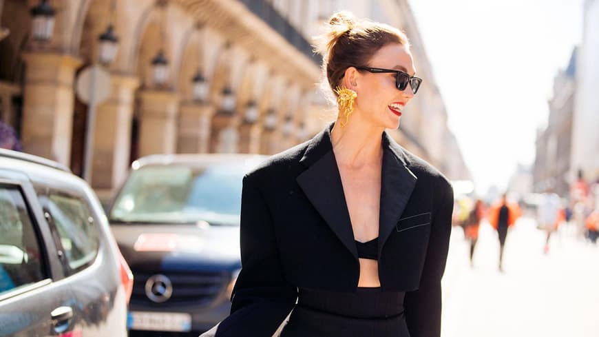 Karlie Kloss in schwarzem Look