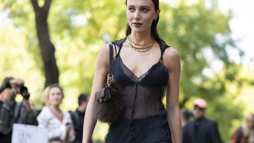 Mailand Fashion Week Frau trägt durchsichtiges Kleid und schwarze Unterwäsche