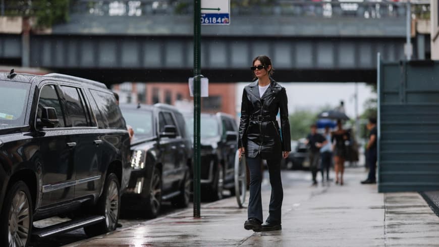 Model Alizee Gamberini trägt Dr Martens schwarzer All Over Look