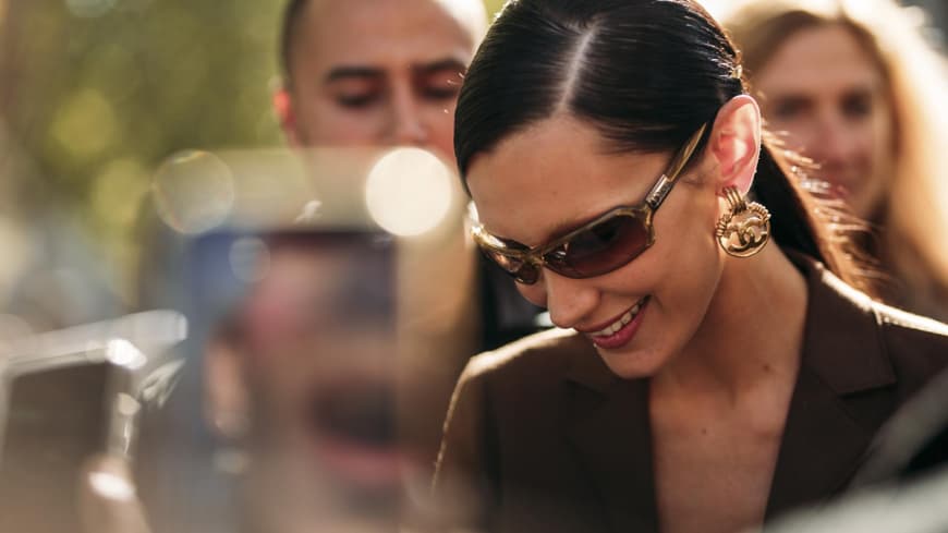 Paris Fashion Week Bella Hadid trägt goldenen Schmuck