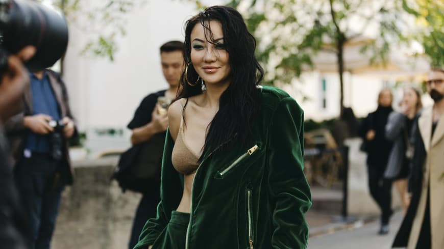 Paris Fashion Week Frau trägt Samt Anzug grün und BH
