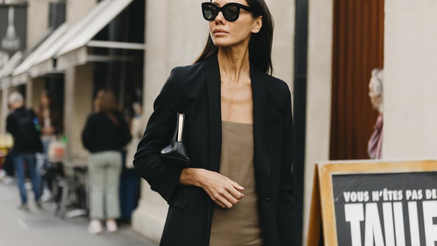Paris Fashion Week Frau trägt schwarzen Mantel und Sonnenbrille
