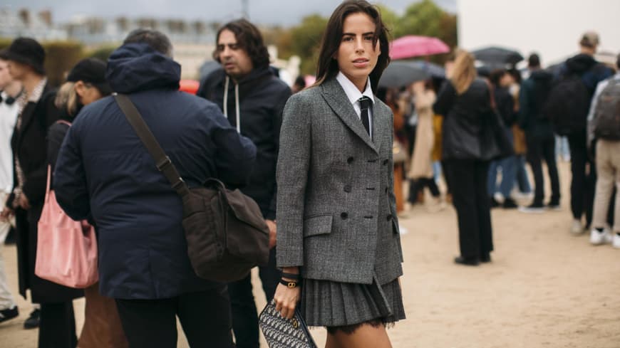 Paris Fashion Week Streetstyle Frau trägt Preppy Style